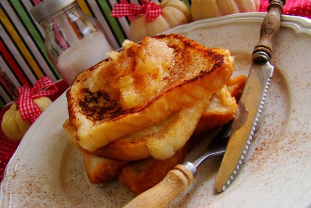 Przepis  tosty z prażonym jabłkiem i cynamonem przepis