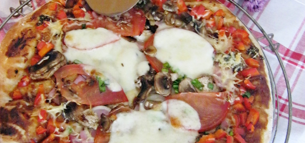 Pizza z mozzarellą i pomidorami (autor: violetowekucharzenie ...