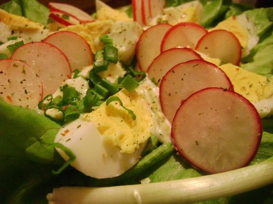 Sałatka z jajka i rzodkiewki w sosie chrzanowo-majonezowym ...
