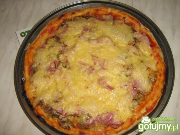 Przepis  pizza z szynką i pieczarkami przepis