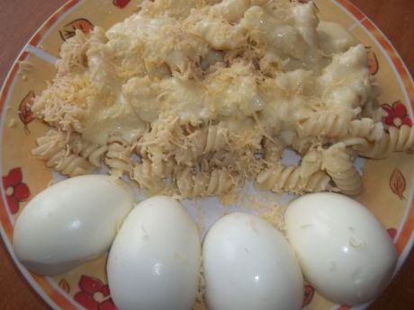 Przepis  makaron z sosem serowym i jajkami przepis