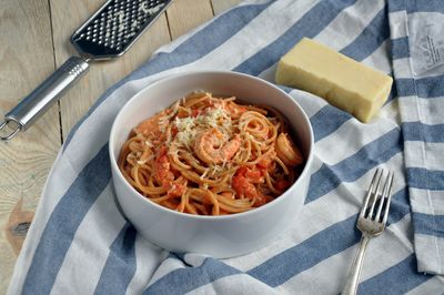 Pełnoziarniste spaghetti z krewetkami i papryką w sosie ...
