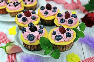 Muffinki sernikowe z owocami
