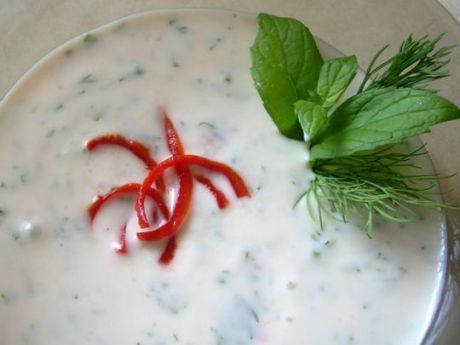 Przepis  sos jogurtowy z ziołami i chili przepis