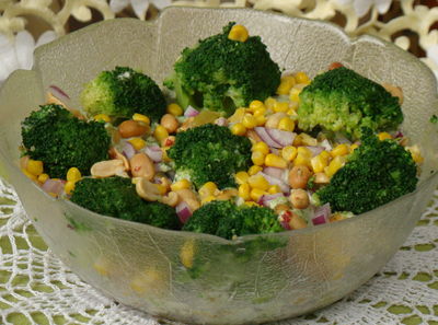 Sałatka brokułowo – orzeszkowa