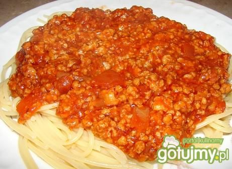 Makaron z mięsem i sosem pomidorowym  składniki