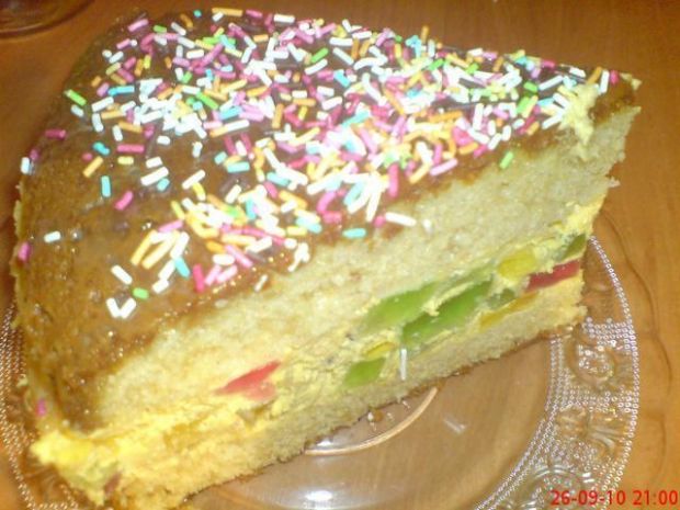 Przepis  ciasto z kremem krówkowym i galaretką przepis