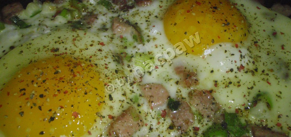 Jajka posadzone na szczypiorku i wędlince (autor: pacpaw ...