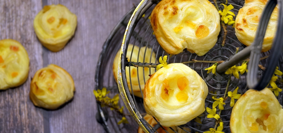 Słodkie ślimaczki z francuskiego ciasta z budyniem (autor: kulinarne ...