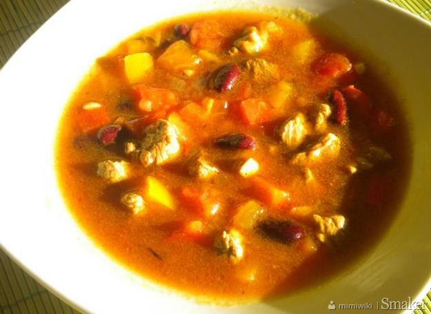 Pikantna zupa gulaszowa z czerwoną fasolą