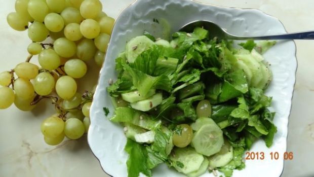 Przepis  sałata z ogórkiem i winogronem przepis