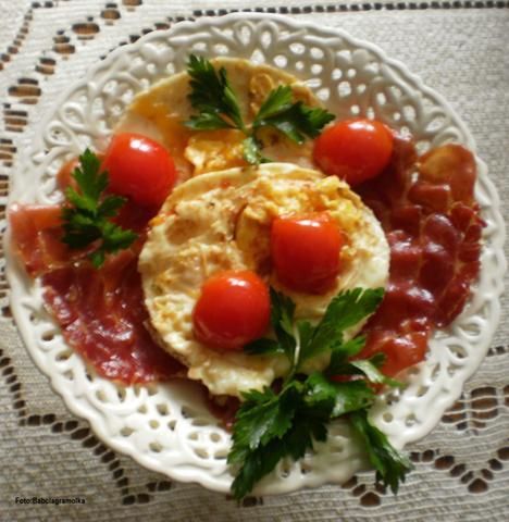 Przepis  jajka sadzone z plastrami bekonu : przepis