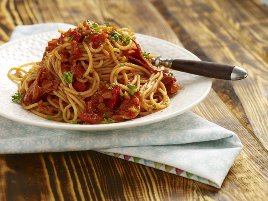 Spaghetti w pomidorowym sosie z chorizo i anchovies
