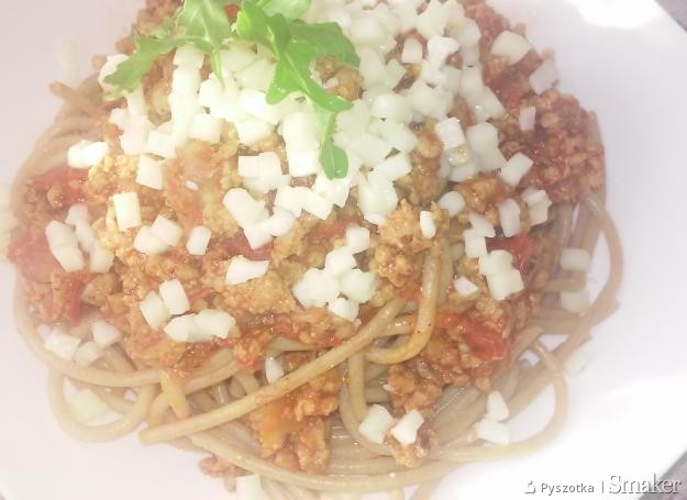 Spaghetti z sosem pomidorowym i mięsem mielonym