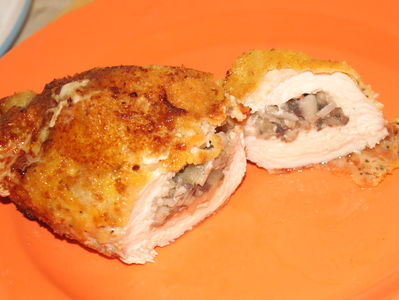 Pierś z kurczaka faszerowana pieczarkami z serem