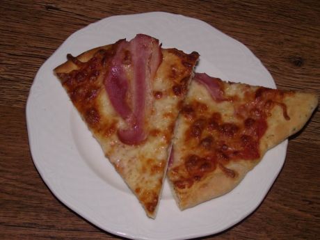 Przepis  ziołowa pizza z serem i bekonem przepis