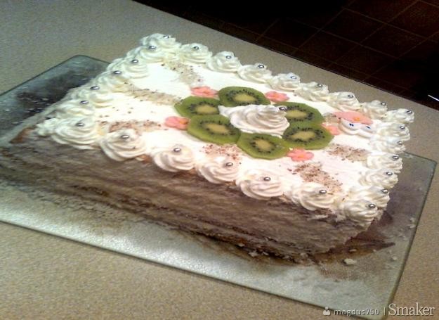 Duży tort nadziewany śmietanką truskawkową;)