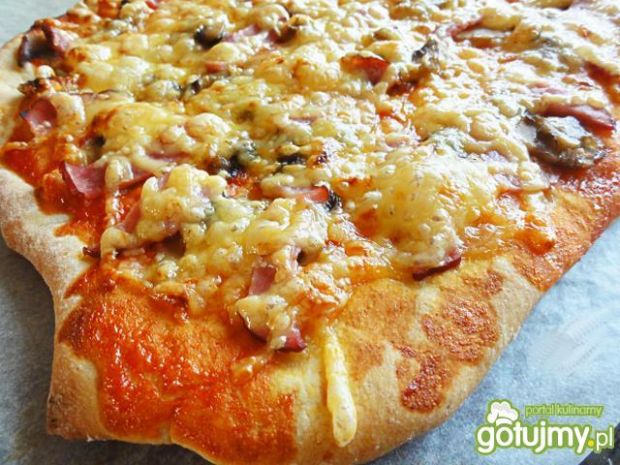 Przepis  prosta pizza z pieczarkami i szynką przepis