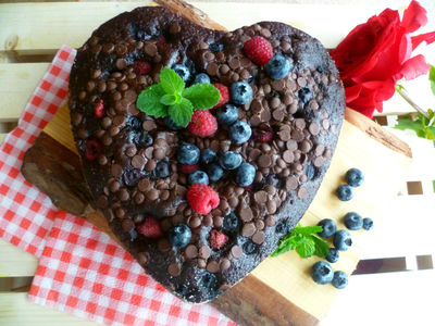 Ciasto czekoladowe serce z owocami