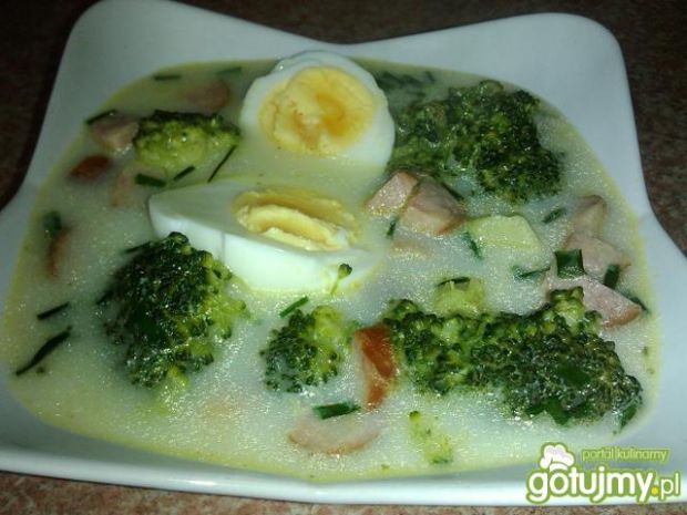 Przepis  zupa brokułowa z kiełbasą i jajkiem przepis