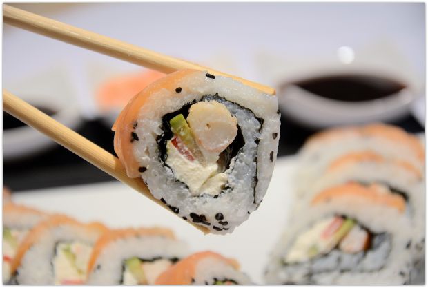 Przepis  sushi uramaki z krewetkami i łososiem przepis