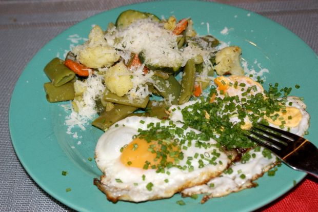 Przepis kulinarny: warzywa z patelni i sadzone jajka. gotujmy.pl