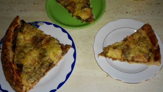 Przepis  pizza z pieczarkami i szynką przepis