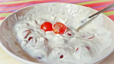 Pomidorki cherry z jogurtem i cebulką