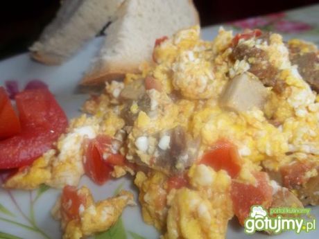 Przepis  jajecznica z szynką i pomidorem przepis