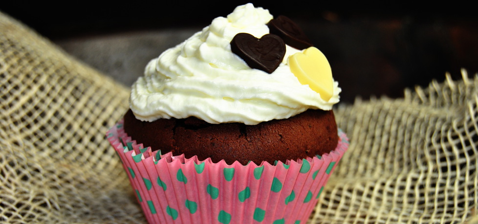 Muffinki czekoladowe z malinami i bitą śmietaną (autor: rng