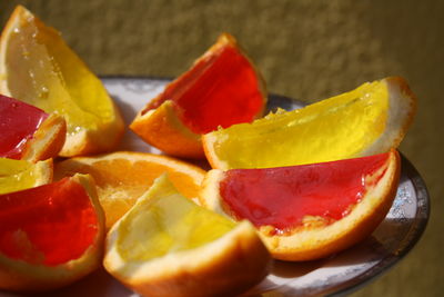 Kolorowe galaretki w pomarańczowych miseczkach ...