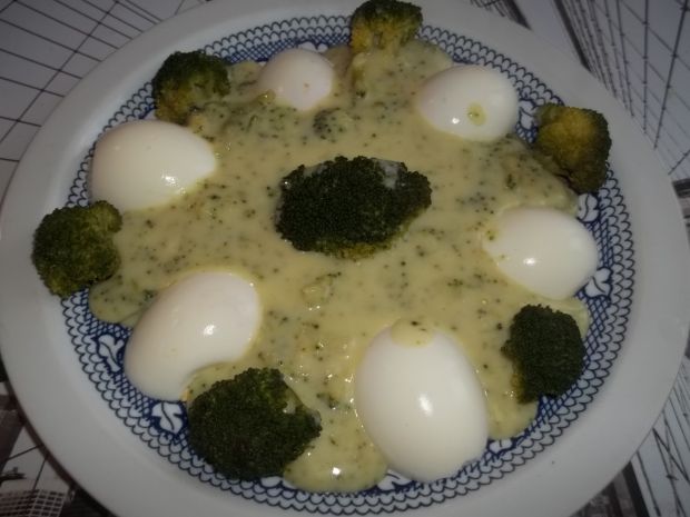 Przepis  jajka z brokułem w sosie przepis