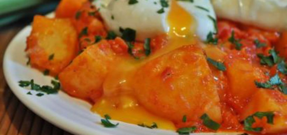 Jajka w koszulkach z ziemniakami i pomidorami (autor: grumko ...