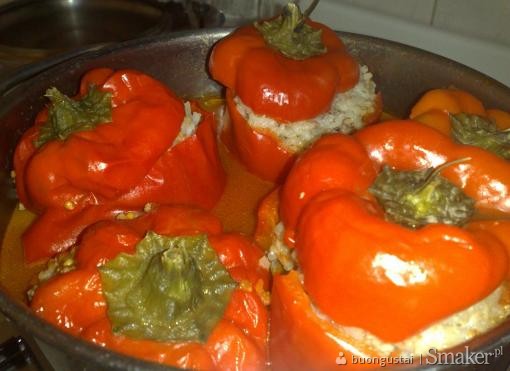 Nadziewane papryki w sosie pomidorowym