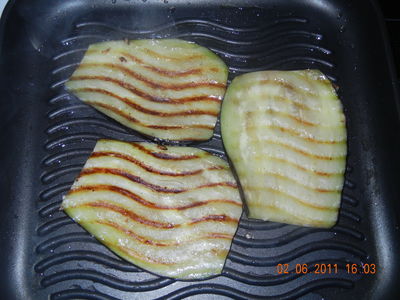 Baklazan z serem fetta i suszonymi pomidorami