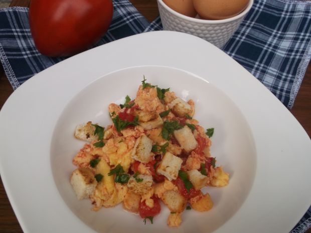 Przepis  jajecznica z pomidorami i grzankami przepis