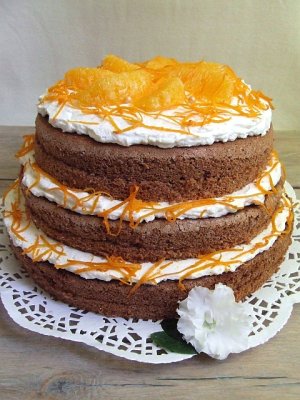 Tort warstwowy piernikowo-pomarańczowy