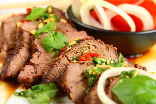 Sałatka z wołowiny po tajsku