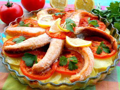 Zapiekanka ziemniaczana z łososiem i pomidorami