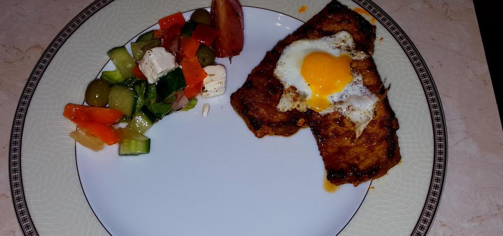 Grillowany, ostry kurczak z jajkiem przepiórczym i sałatką grecką ...