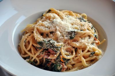 Spaghetti ze szpinakiem, suszonymi pomidorami i mascarpone ...