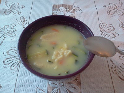 Cukiniowa zupa z kluseczkami kładzionymi