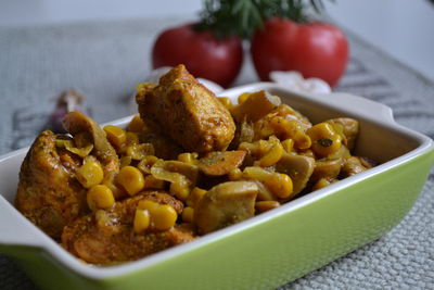 Kurczak z kukurydzą i pieczarkami w sosie curry