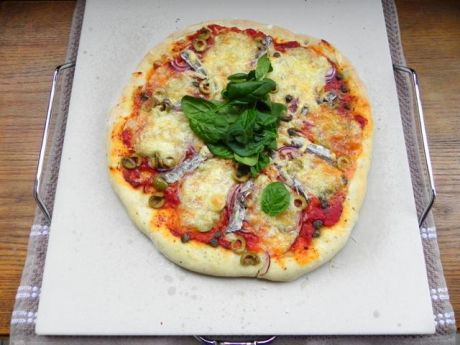 Przepis  pizza z anchois, oliwkami i kaparami przepis