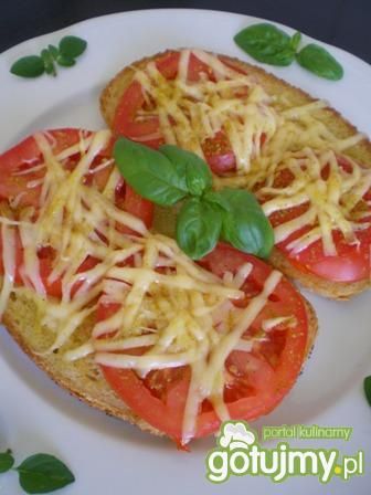 Przepis  grzanki z pomidorem i żółtym serem przepis