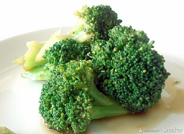 Brokuły z sosem czosnkowym