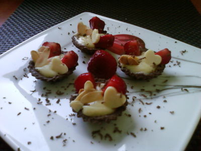 Mini babeczki z białą czekoladą i truskawkami