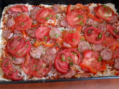Pizza z kiełbasą i pomidorami
