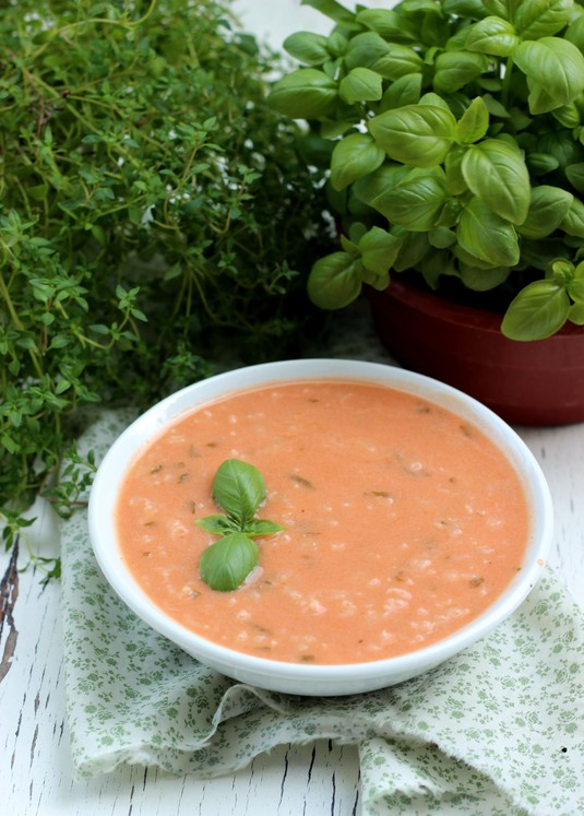Zupa ze świeżych pomidorów z bazylią