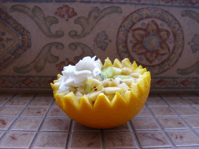 Owocowa sałatka w pomarańczowych miseczkach